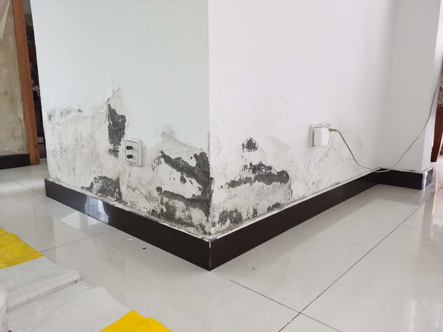 卫生间漏水导致墙面起皮！